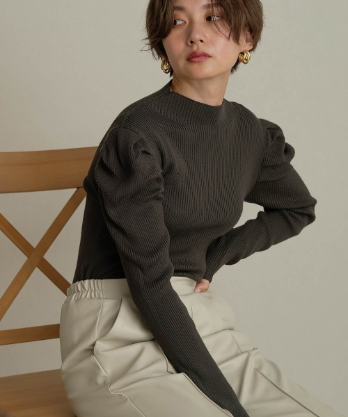 Bab（バブ）の「【WEB限定】パワーショルダーリブニットプルオーバー（ニット/セーター・レディース・ブラック/ダークグリーン/ブラウン/杢グレー/グリーン/アイボリー/パープル・FREE）」の20枚目の写真