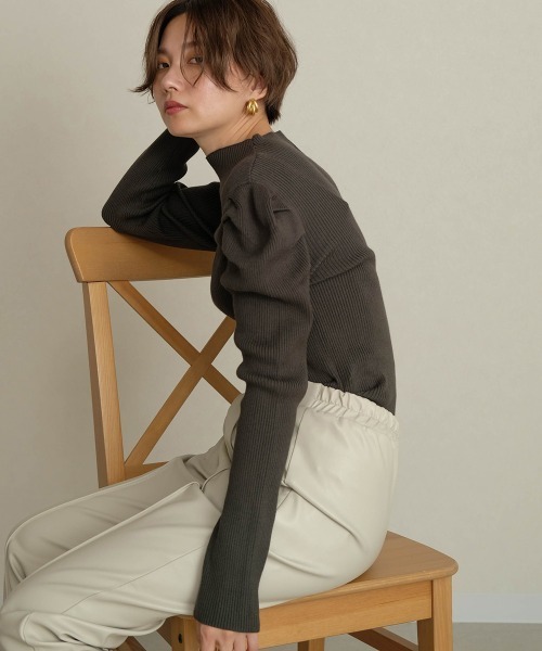 Bab（バブ）の「【WEB限定】パワーショルダーリブニットプルオーバー（ニット/セーター・レディース・ブラック/ダークグリーン/ブラウン/杢グレー/グリーン/アイボリー/パープル・FREE）」の13枚目の写真