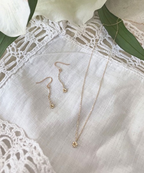 mangata(モンガータ)の「Lily necklace(ネックレス・レディース・ゴールド・FREE)」の3枚目の写真
