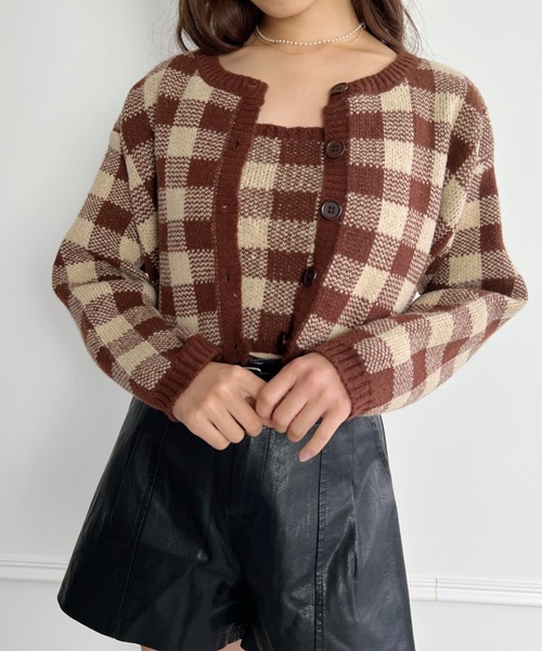Loueme(ルエム)の「ブロックチェック柄ショート丈カーディガン+ニットキャミ(SETアンサンブル)(カーディガン/ボレロ・レディース・ブラック/ブルー/ピンク/ブラウン・FREE)」の3枚目の写真