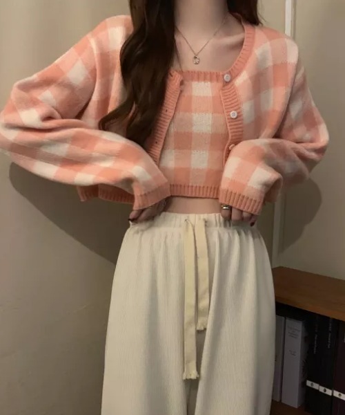 Loueme(ルエム)の「ブロックチェック柄ショート丈カーディガン+ニットキャミ(SETアンサンブル)(カーディガン/ボレロ・レディース・ブラック/ブルー/ピンク/ブラウン・FREE)」の4枚目の写真