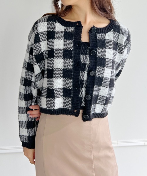 Loueme(ルエム)の「ブロックチェック柄ショート丈カーディガン+ニットキャミ(SETアンサンブル)(カーディガン/ボレロ・レディース・ブラック/ブルー/ピンク/ブラウン・FREE)」の2枚目の写真