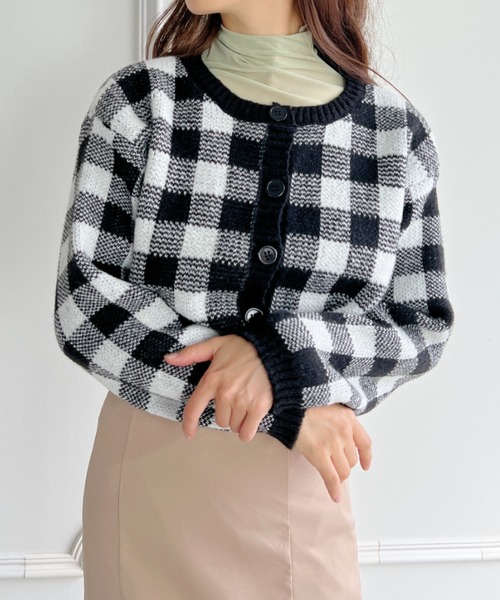 Loueme(ルエム)の「ブロックチェック柄ショート丈カーディガン+ニットキャミ(SETアンサンブル)(カーディガン/ボレロ・レディース・ブラック/ブルー/ピンク/ブラウン・FREE)」の7枚目の写真