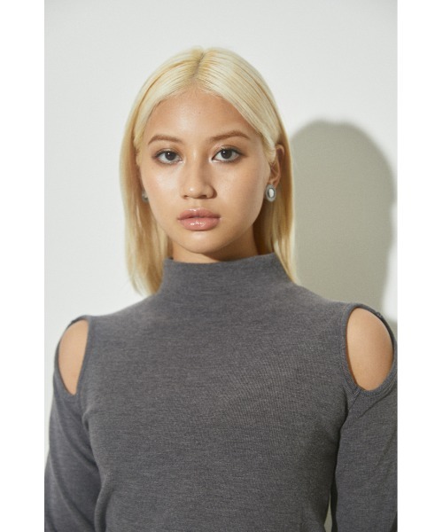 LAGUA GEM（ラグアジェム）の「SHOULDER HOLE CUT TOPS トップス（Tシャツ/カットソー）」 WEAR