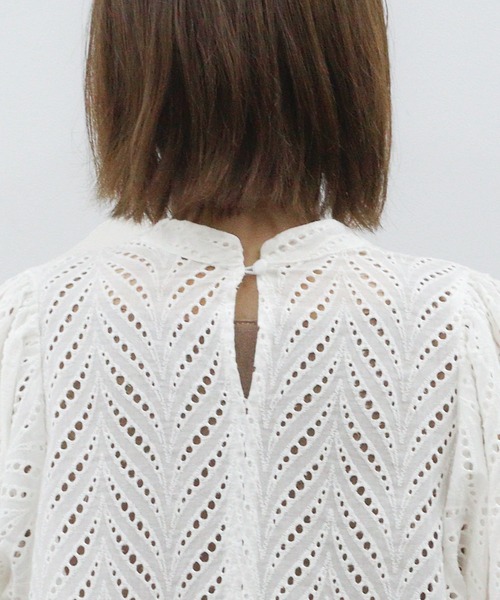 Isn't She?(イズントシー)の「カットワークレースボリュームスリーブブラウス(シャツ/ブラウス・レディース・オフホワイト/ブラック・FREE)」の12枚目の写真