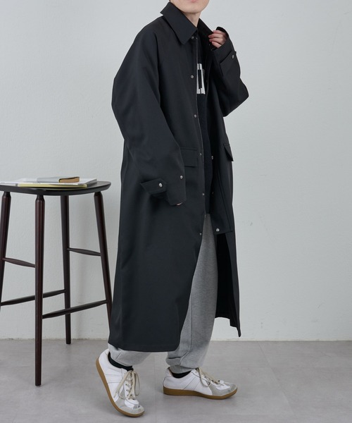 COLONY 2139（コロニートゥーワンスリーナイン）の「テックツイルオーバーステンカラーコート（ステンカラーコート・メンズ・ブラック/ブラウン・MEDIUM/LARGE）」の15枚目の写真
