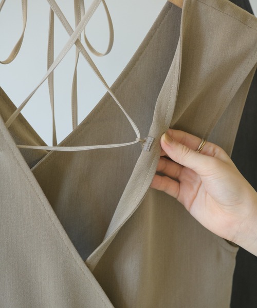 idem（イデム）の「3way gilet jumper skirt / 3wayジレジャンパースカート【サイズ展開あり】（ジャンパースカート・レディース・チャコールグレー/ベージュ・SMALL/FREE）」の12枚目の写真