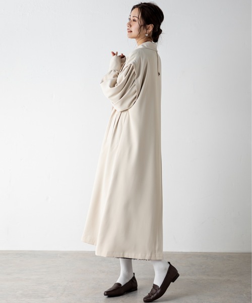 MILLION CARATS（ミリオンカラッツ）の「袖のボリュームとバックスタイルが特徴のフレアトレンチコート（トレンチコート・レディース・ベージュ/パープル・FREE）」の14枚目の写真