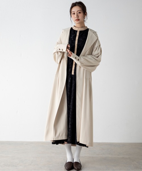 MILLION CARATS（ミリオンカラッツ）の「袖のボリュームとバックスタイルが特徴のフレアトレンチコート（トレンチコート・レディース・ベージュ/パープル・FREE）」の16枚目の写真