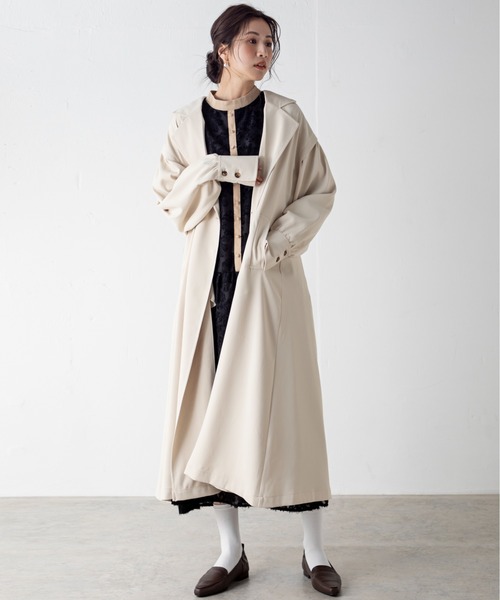 MILLION CARATS（ミリオンカラッツ）の「袖のボリュームとバックスタイルが特徴のフレアトレンチコート（トレンチコート・レディース・ベージュ/パープル・FREE）」の18枚目の写真