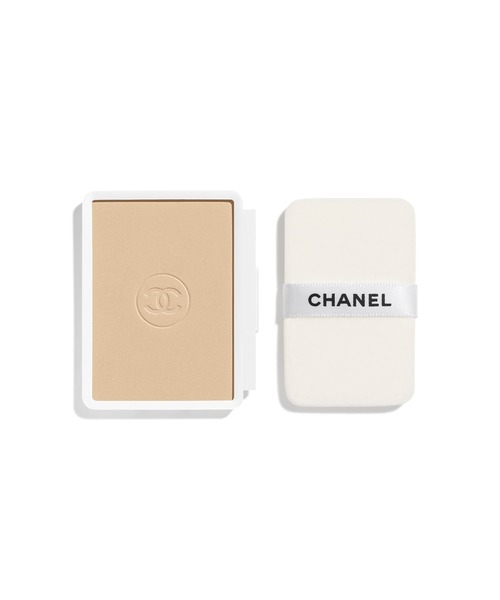 CHANEL（シャネル）の「ル ブラン ブライトニング コンパクト (リフィル) パウダリー ファンデーション（つややかな仕上がり） 輝きを長時間キープ – 肌を保護 – 気温の変化などによる影響から肌を守る SPF 25/PA+++（ファンデーション・レディース・BD01/BD21/BR12/BR22/B20/B30/B10・FREE）」の4枚目の写真