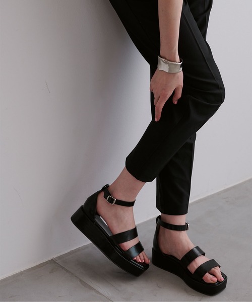 スクエアトゥプラットフォームサンダル