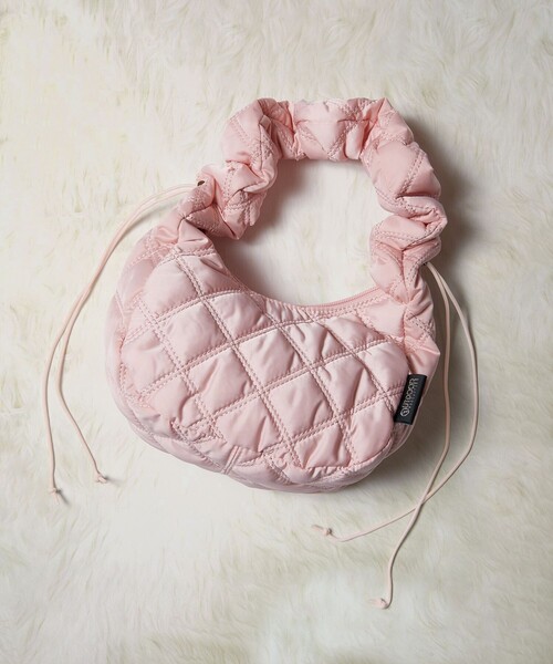 OUTDOOR PRODUCTS(アウトドアプロダクツ)の「OUTDOOR PRODUCTS × Firsthand/アウトドアプロダクツ 別注ギャザーキルトハンドバッグ(ハンドバッグ・レディース・ホワイト/ピンク/ブラック/オリーブ・ONE SIZE)」の4枚目の写真