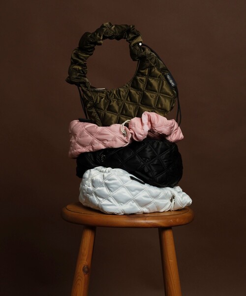 OUTDOOR PRODUCTS(アウトドアプロダクツ)の「OUTDOOR PRODUCTS × Firsthand/アウトドアプロダクツ 別注ギャザーキルトハンドバッグ(ハンドバッグ・レディース・ホワイト/ピンク/ブラック/オリーブ・ONE SIZE)」の5枚目の写真
