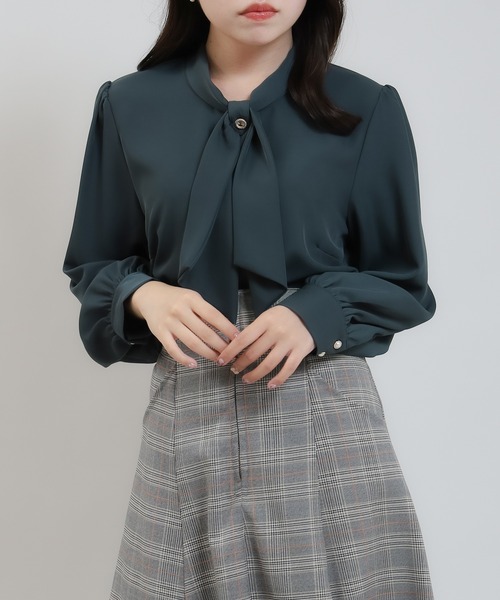 ASTORIA ODIER(アストリアオディール)の「リボンタイ装飾ボタンブラウス(シャツ/ブラウス・レディース・ピンクベージュ/ホワイト/ブラウン/ラベンダー/ダークグリーン/ライトグレー・MEDIUM)」の4枚目の写真