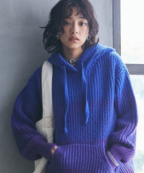 GEVS.（ジェイヴィス）の「＜大きいサイズ＞ グラデーションニットパーカー GEVS.（ニット/セーター・レディース・ブルー系/ピンク系/パープル系・L/LL/3L/4L/5L）」の2枚目の写真