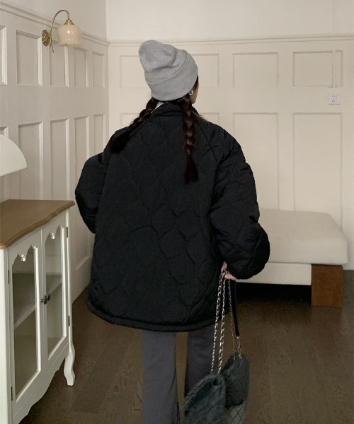 ENLIKE（エンリケ）の「オーバーサイズウェービーキルティングジャケット（その他アウター・レディース・ホワイト/ブラック/イエロー・FREE）」の6枚目の写真