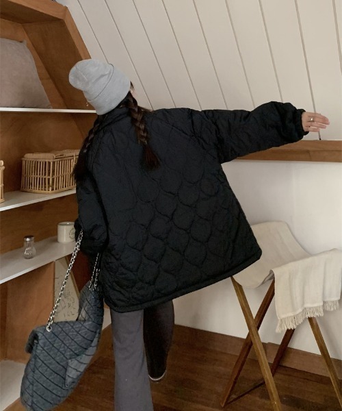 ENLIKE（エンリケ）の「オーバーサイズウェービーキルティングジャケット（その他アウター・レディース・ホワイト/ブラック/イエロー・FREE）」の5枚目の写真