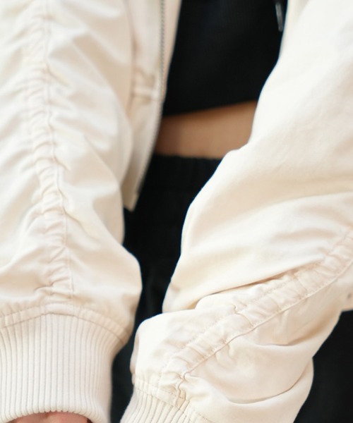 ROXY(ロキシー)の「ROXY/ロキシー ショート丈 MA-1 ギャザースリーブ RJK241058(MA-1・レディース・ブラック/カーキ/オフホワイト・L/M)」の4枚目の写真