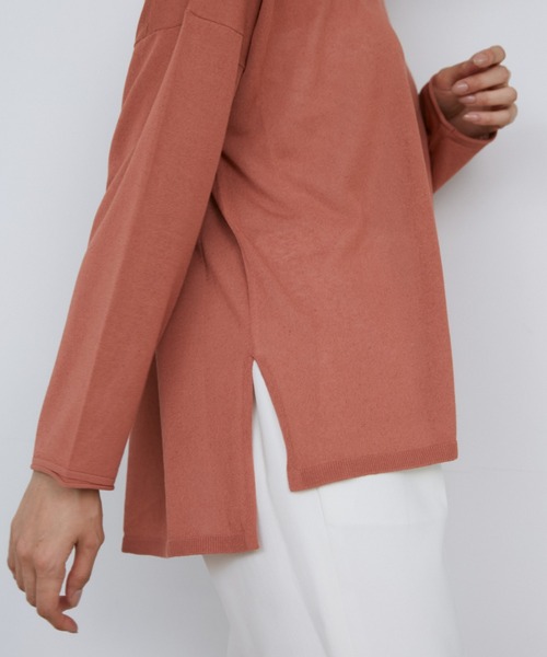 INED（イネド）の「ワイドシアーニットプルオーバー（ニット/セーター・レディース・ベージュ/ピンク/オフホワイト/ブラック・9号）」の9枚目の写真