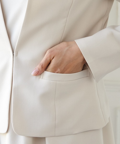 ホワイト ノーカラージャケット AIMER（エメ）の「【マシンウォッシャブル・セットアップ対応】Vネック