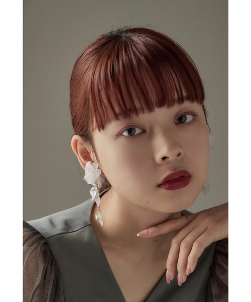 niana(ニアナ)の「フラワーリーフパールイヤリング 結婚式 大ぶり ロング お呼ばれ オケージョン(イヤリング・レディース・オフホワイト・FREE)」の2枚目の写真