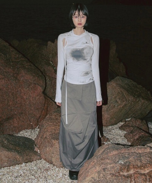 FLAREUP(フレアアップ)の「韓国ブランド FLAREUP フレアアップ Cut-out Turtleneck Long Sleeve (FL-112) カットアウトトップス タートルネック 長袖トップス 長袖Tシャツ ロンT プリントTシャツ スリムトップス 韓国ファッション ストリートファッション テック系ファッション(Tシャツ/カットソー・レディース・ホワイト/ブラック・ONE SIZE)」の4枚目の写真
