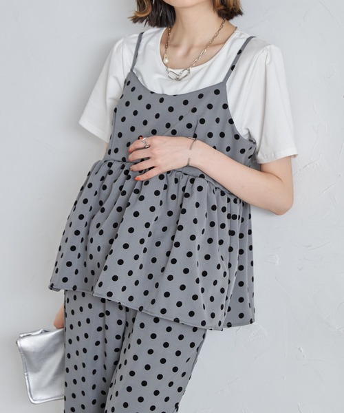 each（イーチ）の「【アンサンブルセット】フロッキードットキャミビスチェ＋半袖Tシャツ（アンサンブル・レディース・グレー/アイボリー/ブラック・FREE）」の3枚目の写真