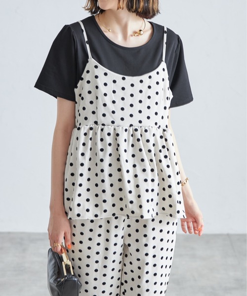 each（イーチ）の「【アンサンブルセット】フロッキードットキャミビスチェ＋半袖Tシャツ（アンサンブル・レディース・グレー/アイボリー/ブラック・FREE）」の2枚目の写真