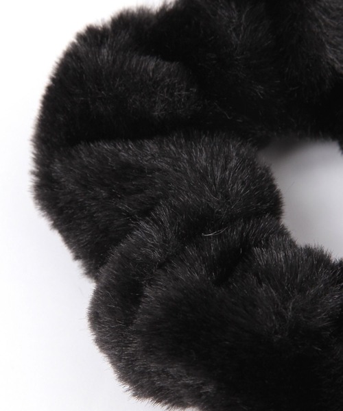 studio CLIP（スタディオクリップ）の「【daily CLIP】フェイクファーシュシュ（シュシュ・レディース・ブラック/その他1・FREE）」の3枚目の写真