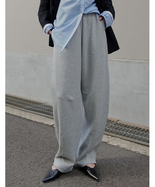 Re:EDIT（リエディ）の「[累計販売枚数2万枚突破][お気に入り数1.5万突破][低身長/高身長/大きいサイズ有][イージーケア]スムースダンボールバレルレッグパンツ（その他パンツ・レディース・ブラック/チャコールグレー/ブルー/ベージュ/グレー/ブラウン/アイボリー/グレー系その他2/ブラック系その他/グレー系その他・SHORT/MEDIUM/LARGE/SMALL/AM/TALL/X-LARGE）」の5枚目の写真