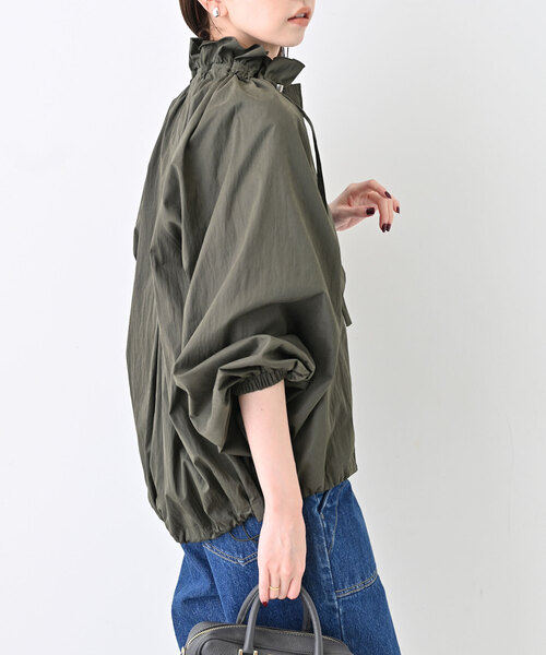 美品　SLOBE IENA フリルネックギャザーブルゾン　カーキ　2025SS SLOBE IENA（スローブイエナ）の「フリルネック ギャザーブルゾン