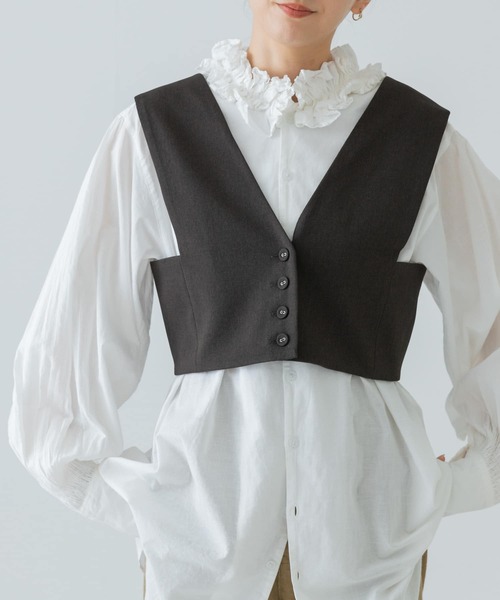 URBAN RESEARCH（アーバンリサーチ）の「Vネックショート丈ベスト（ベスト・レディース・ブラウン系その他/ブラック・FREE）」の2枚目の写真