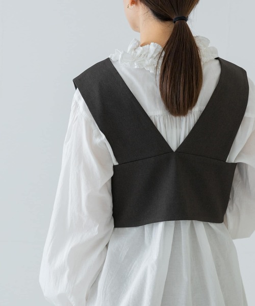 URBAN RESEARCH（アーバンリサーチ）の「Vネックショート丈ベスト（ベスト・レディース・ブラウン系その他/ブラック・FREE）」の9枚目の写真