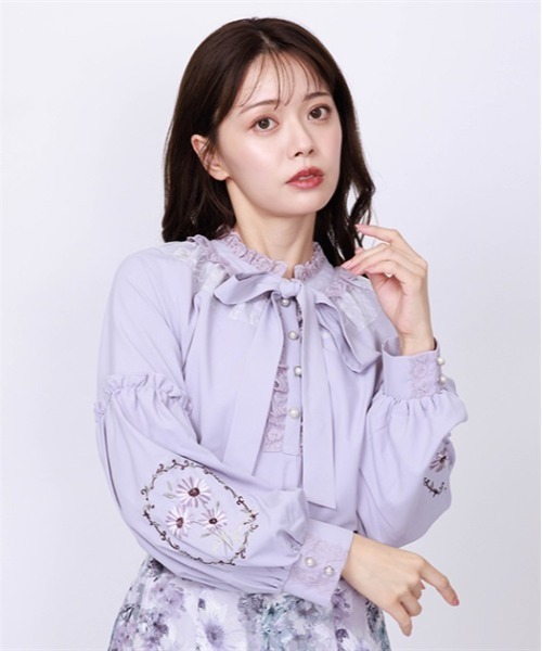 axes femme(アクシーズファム)の「ガーベラ刺繍ボリューム袖ブラウス(シャツ/ブラウス・レディース・ラベンダー/ネイビー/キナリ・FREE)」の1枚目の写真
