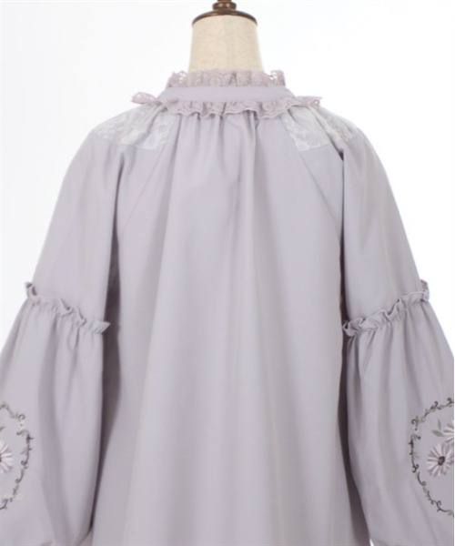 axes femme(アクシーズファム)の「ガーベラ刺繍ボリューム袖ブラウス(シャツ/ブラウス・レディース・ラベンダー/ネイビー/キナリ・FREE)」の7枚目の写真