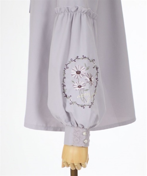 axes femme(アクシーズファム)の「ガーベラ刺繍ボリューム袖ブラウス(シャツ/ブラウス・レディース・ラベンダー/ネイビー/キナリ・FREE)」の11枚目の写真