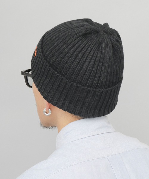 黒いリブ編みニット帽 エンブレム付き リブ編み ニットワッチ（ニット帽） 深め（ニットキャップ/ビーニー