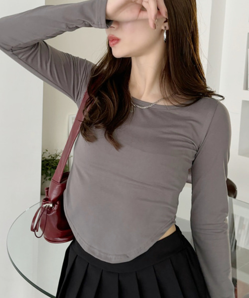 Ada.(エイダ)の「Uネック サイドギャザー シンプル長袖 Tシャツ(Tシャツ/カットソー・レディース・ブラック/ホワイト/ライトグレー/グレー・S/M)」の9枚目の写真