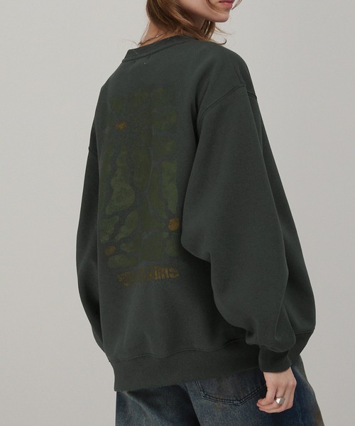 EMMA CLOTHES(エマクローズ)の「ヴィンテージライクフラワーグラフィックプリント刺繍 オーバーサイズスウェット(スウェット・メンズ・杢グレー/スミクロ/グレー系/ブラック系・M/L)」の2枚目の写真