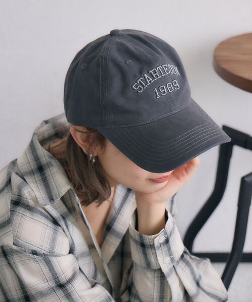 casita(RETRO GIRL)(カシータ)の「ロゴ刺繍キャップ(キャップ・レディース・チャコールグレー/レッド/オフホワイト・ONE SIZE)」の2枚目の写真