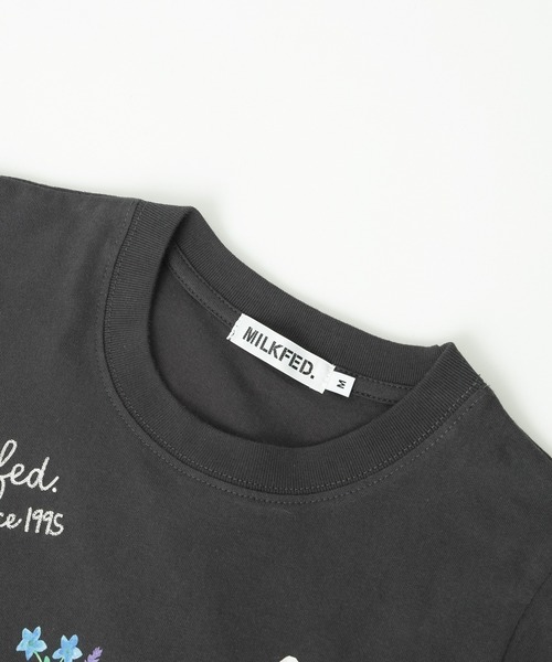 MILKFED.(ミルクフェド)の「FLOWER PRINT AND EMBROIDERY COMPACT S/S TEE(Tシャツ/カットソー・レディース・チャコール/ライトパープル/オフホワイト・M/S)」の8枚目の写真