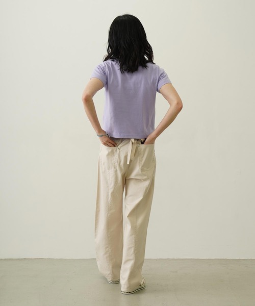 MILKFED.(ミルクフェド)の「FLOWER PRINT AND EMBROIDERY COMPACT S/S TEE(Tシャツ/カットソー・レディース・チャコール/ライトパープル/オフホワイト・M/S)」の5枚目の写真