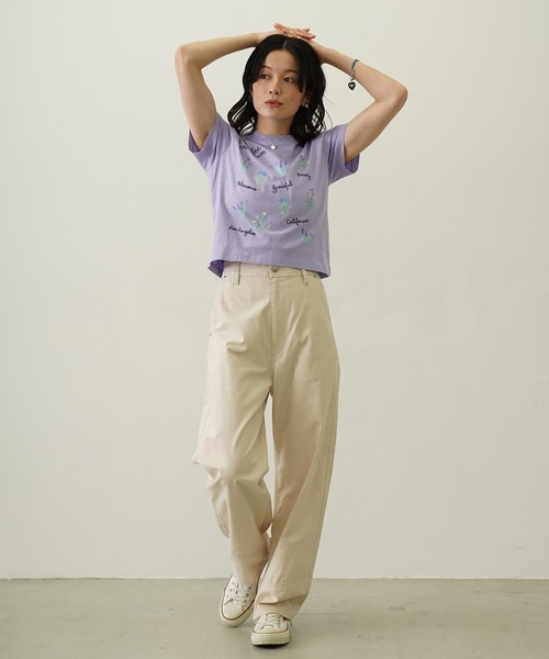 MILKFED.(ミルクフェド)の「FLOWER PRINT AND EMBROIDERY COMPACT S/S TEE(Tシャツ/カットソー・レディース・チャコール/ライトパープル/オフホワイト・M/S)」の6枚目の写真