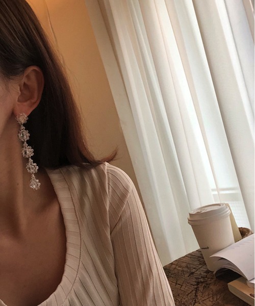 lit.Cy(リットシー)の「フラワー タッセル スイング ピアス(ピアス(両耳用)・レディース・ブラック/クリア・SHORT/LONG)」の3枚目の写真