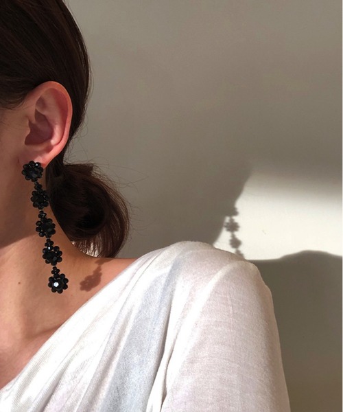lit.Cy(リットシー)の「フラワー タッセル スイング ピアス(ピアス(両耳用)・レディース・ブラック/クリア・SHORT/LONG)」の13枚目の写真