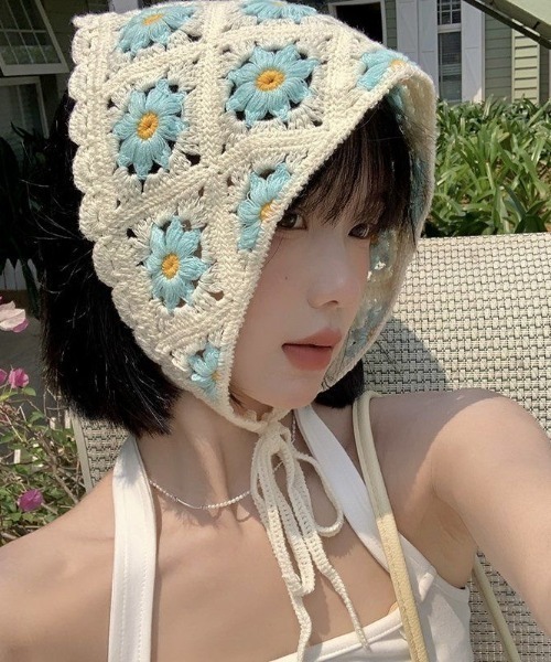 SHEENA(シーナ)の「フラワーモチーフクロシェバブーシュカ(その他ヘアアクセサリー・レディース・オフホワイト/ピンク/ブルー系その他/アイボリー・FREE)」の2枚目の写真