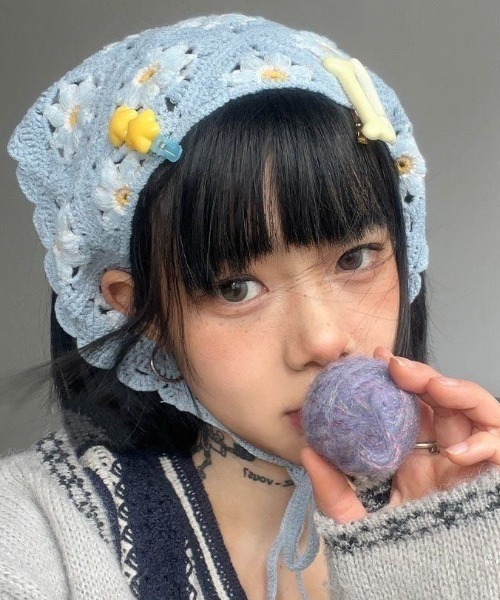 SHEENA(シーナ)の「フラワーモチーフクロシェバブーシュカ(その他ヘアアクセサリー・レディース・オフホワイト/ピンク/ブルー系その他/アイボリー・FREE)」の6枚目の写真