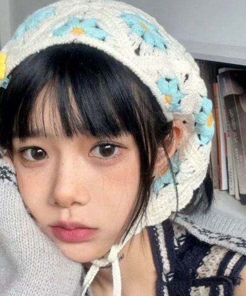 SHEENA(シーナ)の「フラワーモチーフクロシェバブーシュカ(その他ヘアアクセサリー・レディース・オフホワイト/ピンク/ブルー系その他/アイボリー・FREE)」の12枚目の写真