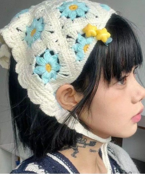 SHEENA(シーナ)の「フラワーモチーフクロシェバブーシュカ(その他ヘアアクセサリー・レディース・オフホワイト/ピンク/ブルー系その他/アイボリー・FREE)」の13枚目の写真